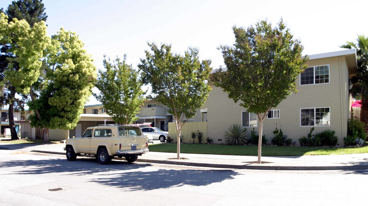 Building Photo - 930 Ravenscourt Ave
