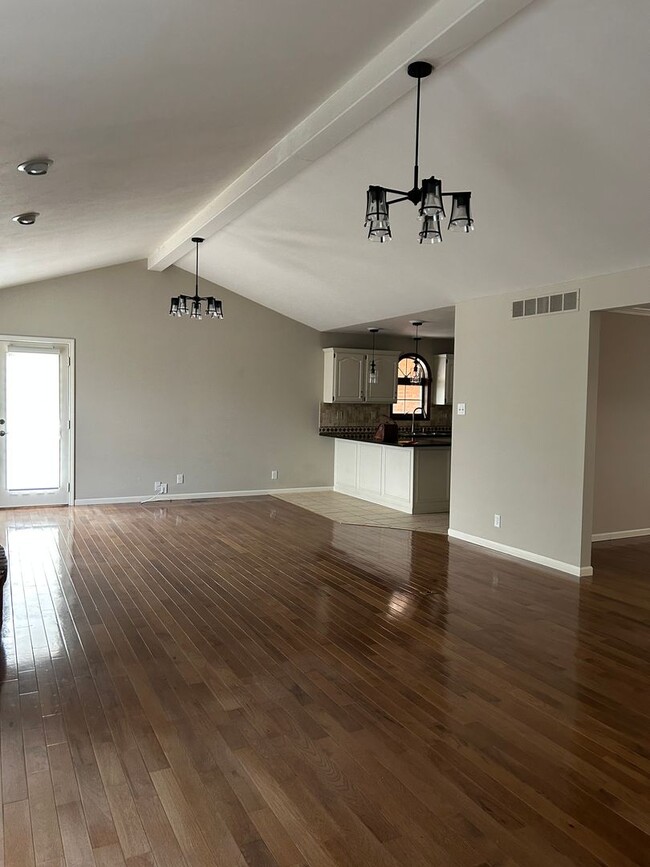 Building Photo - Beautiful Lake Home