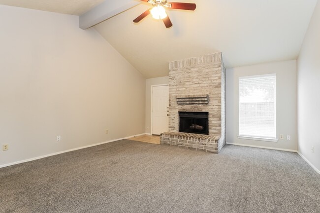 Building Photo - 2118 Knollbrook Ln