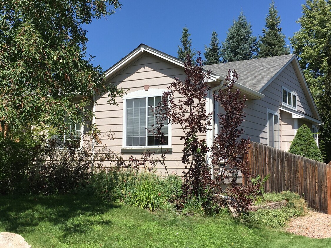 Foto principal - Modern Waneka Lake 4 Bedroom, 3 Bath Prett...