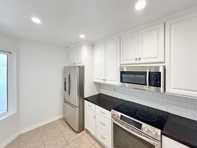 Foto del edificio - Amazing 2BR/2BA in the heart of UTC! Parki...