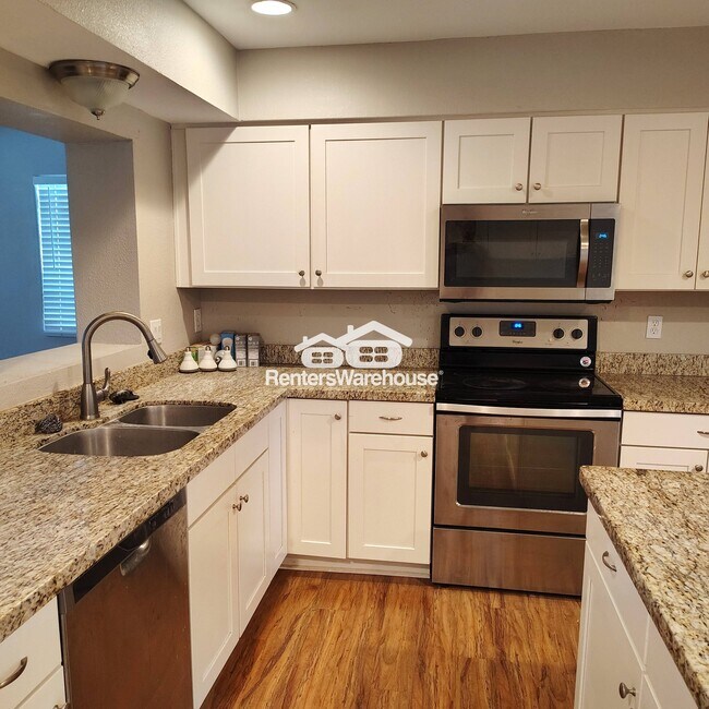 Building Photo - 358 W Hackamore Ave