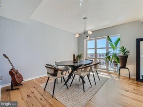 Building Photo - 250 S President St