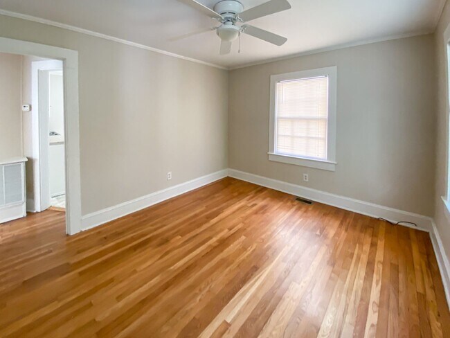 Foto del edificio - Rare Opportunity! Charming two bedroom house, walking distance to Franklin Street and UNC.