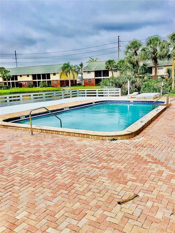 Building Photo - 200 Country Club Dr