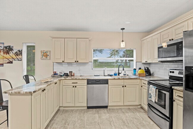 Building Photo - 232 SW Kimball Cir
