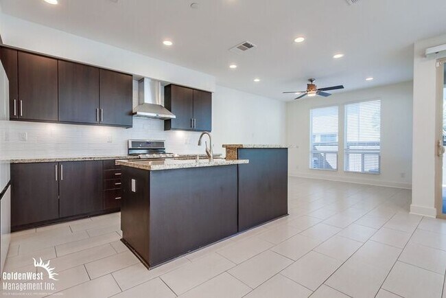 Building Photo - Modern 3Bdm 2.5Ba Townhome in the Heart of...
