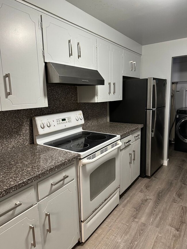 Building Photo - 3 Bedroom 1 Bath Home With A Huge Living R...