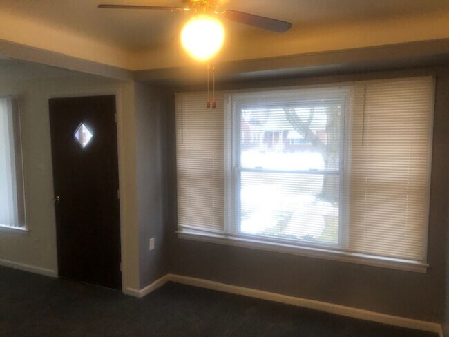Foto del edificio - ADORABLE, 3 BED, 1 BATH SINGLE FAMILY HOME...