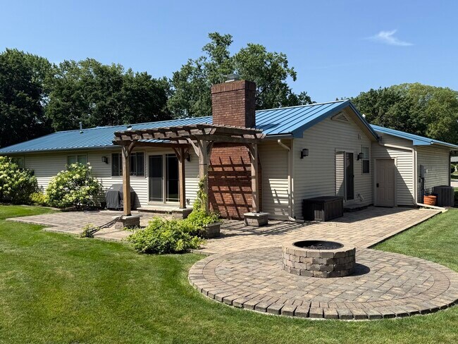 Foto del edificio - 3002 Meadowbrook Ct