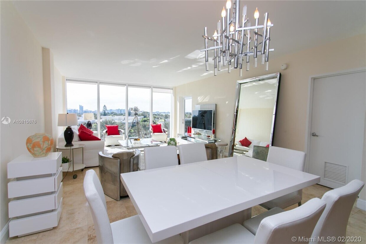 Primary Photo - 10275 Collins Ave