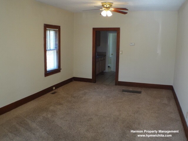 Building Photo - 3 Bed 1 Bath Home Near Riverside & 2nd St ...