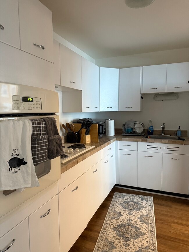 Kitchen - 6301 N Sheridan Rd
