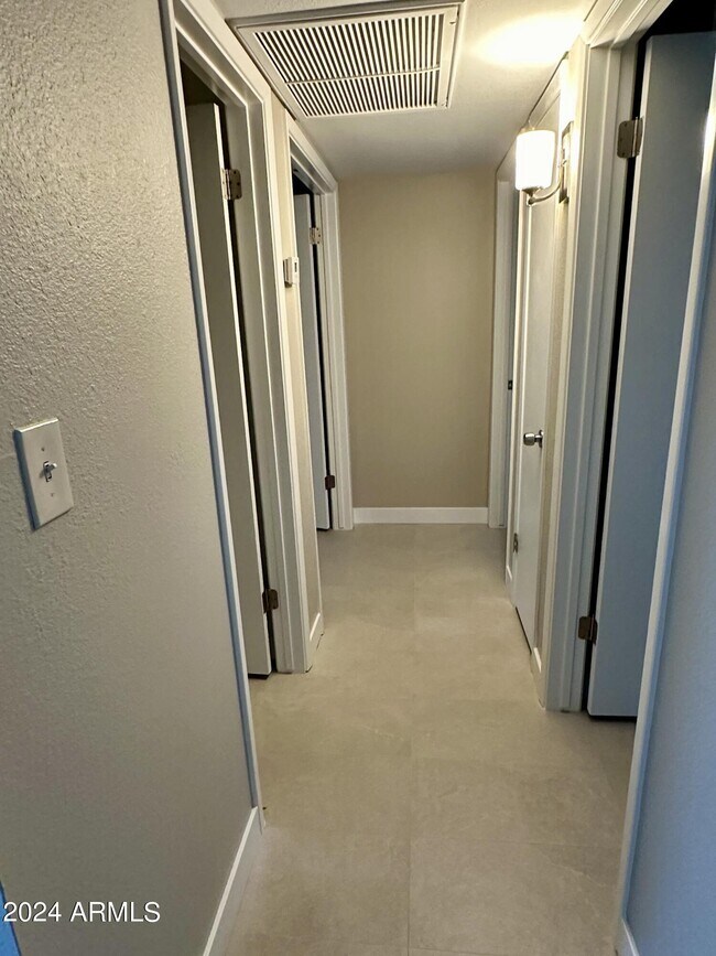 Building Photo - 4009 W Navajo Dr
