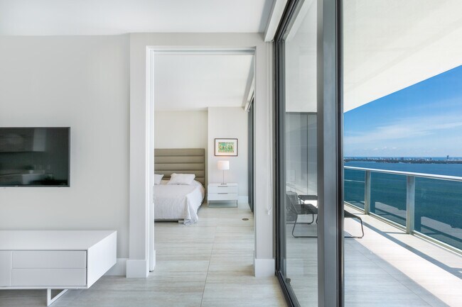 Foto del edificio - 650 NE 32nd St