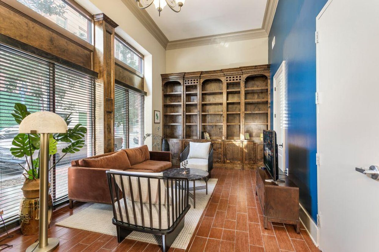 Primary Photo - 30 Baronne St