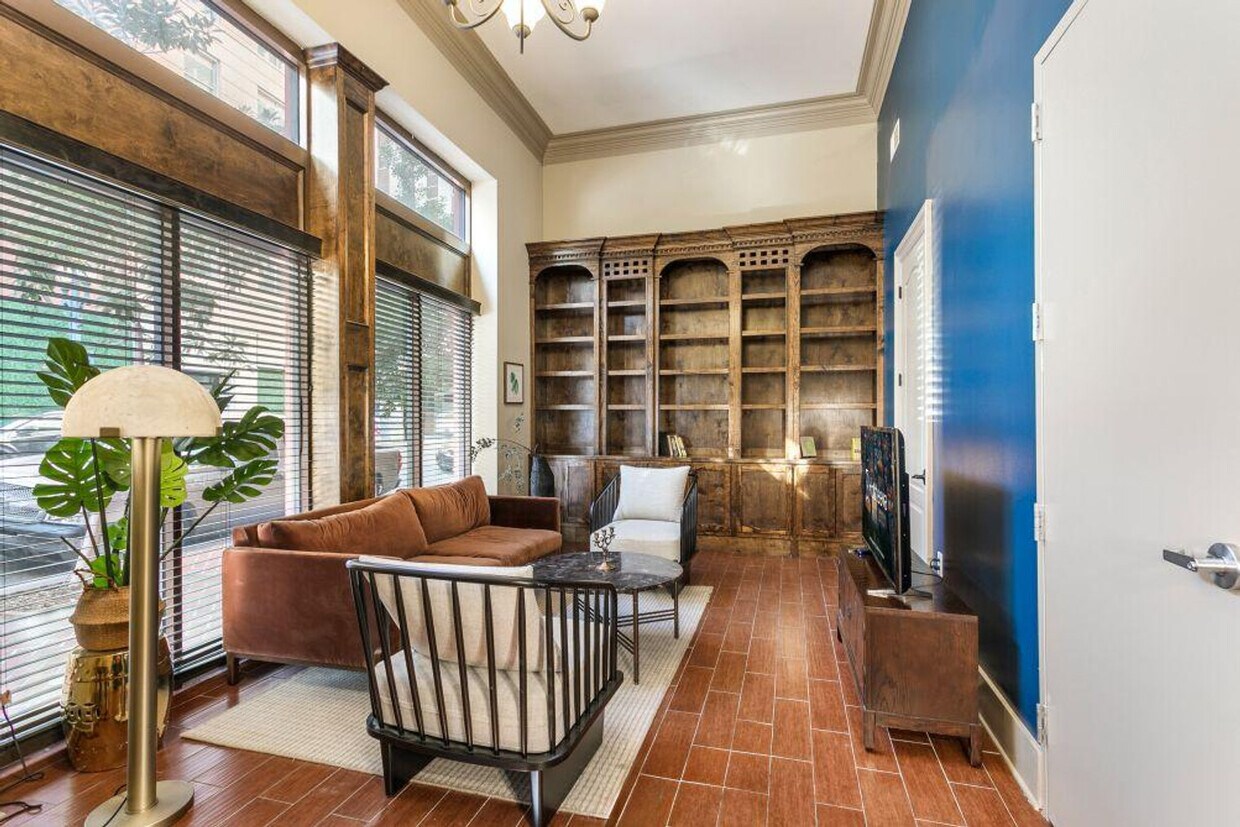 Primary Photo - 300 Baronne St