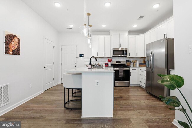Foto del edificio - 2739 Pinebrook Rd