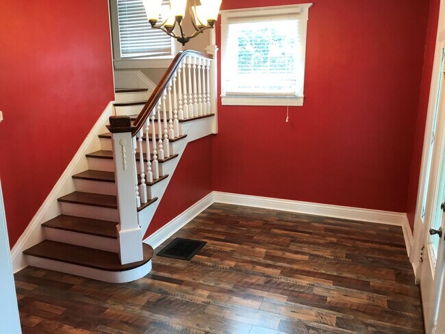 Building Photo - Spacious Home in Downtown LaGrange with fe...