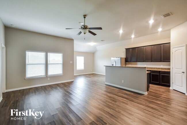 Foto del edificio - 11811 Wolf Cyn