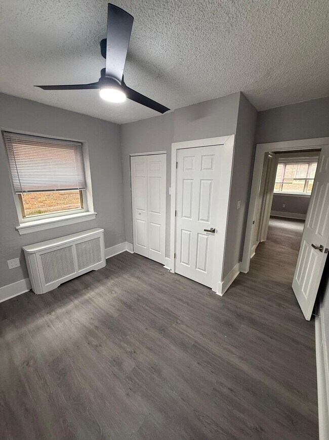 Foto del edificio - 215 W Walnut Ln