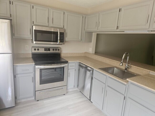 Foto del edificio - 5030 East Riverside Boulevard