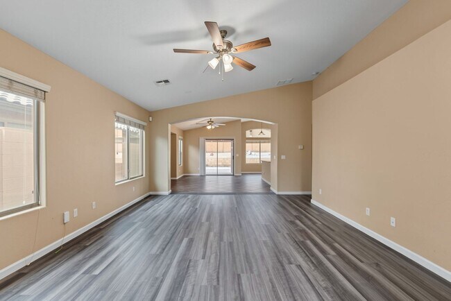 Foto del edificio - 25840 W Winslow Ave