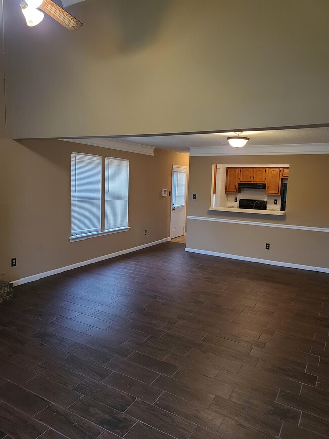 Building Photo - 5791 Plum Valley Dr