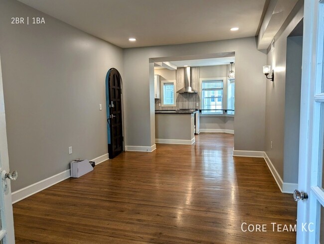 Building Photo - Top Floor 2 Bedroom in Plaza