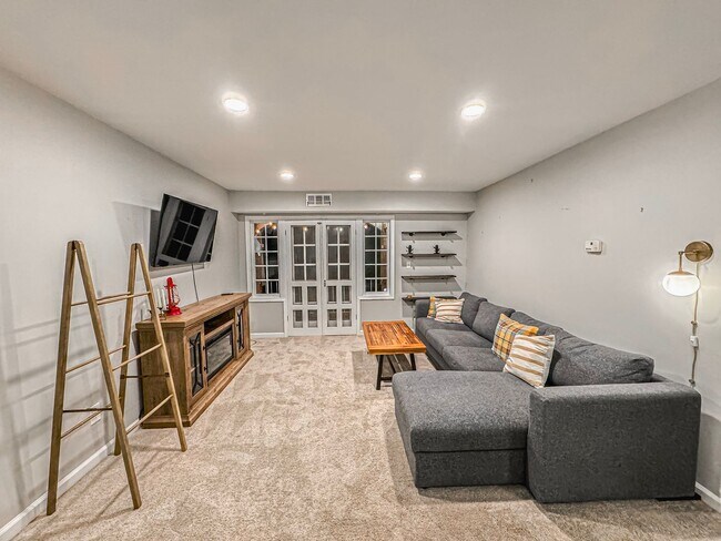 Foto del edificio - Beautiful Fully Furnished 2 Bed 1 Bath Condo With A Balcony In Desired Cardinal Forest