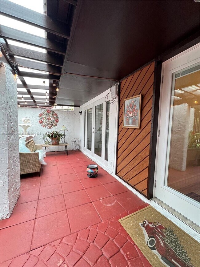 Foto del edificio - 528 NE 195th St