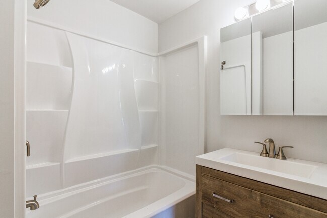 Building Photo - 2808 Shorewood Dr