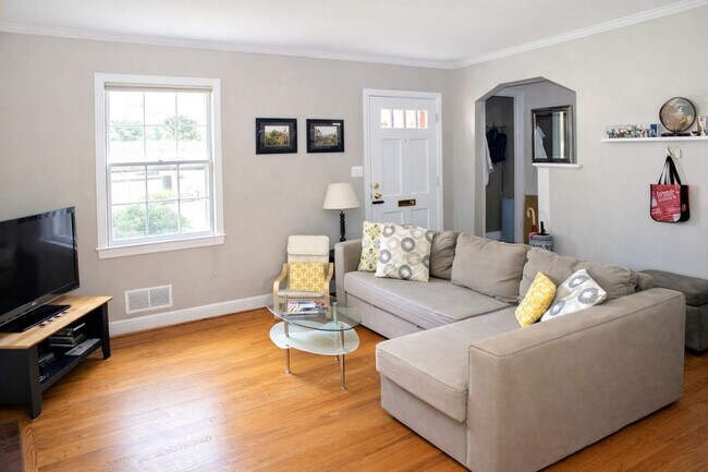 Foto del edificio - Charming 3BR Colonial with Fully Fenced Yard, Available Now