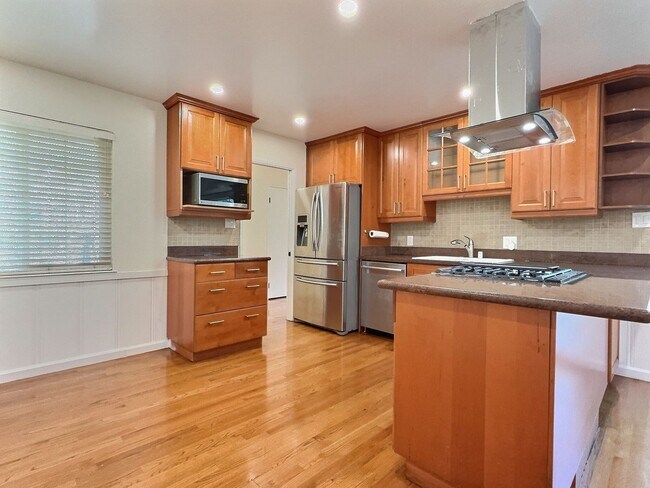 Building Photo - 3BD/2BA - Updated Charming Single Family Home in Great Location!