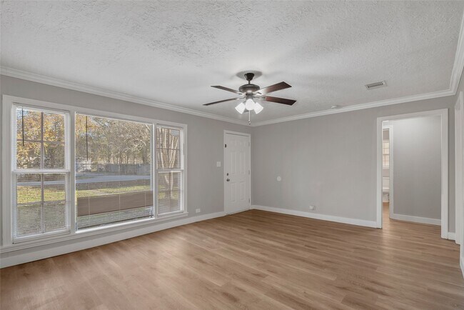 Foto del edificio - 1330 Leaman Ave