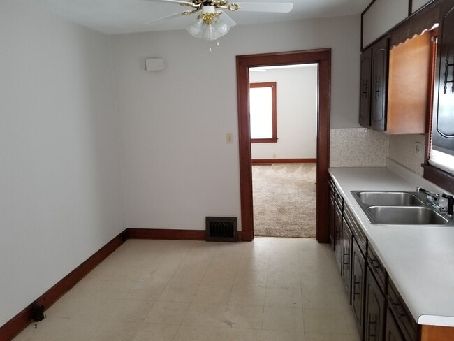 Building Photo - Three Bedroom Bungalow