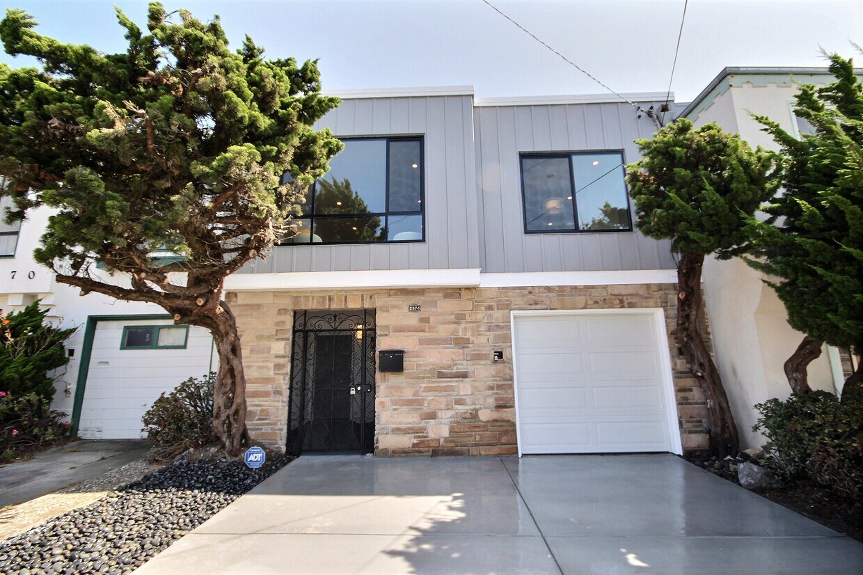 Primary Photo - 2574 44th Ave