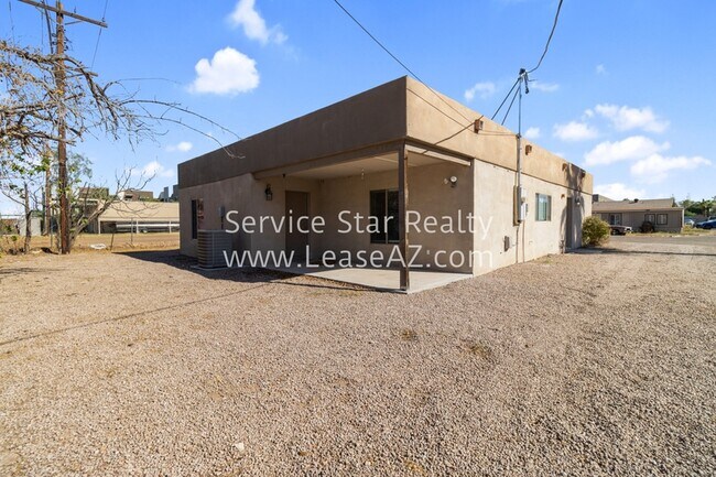 Building Photo - 2140 E Wildermuth Ave