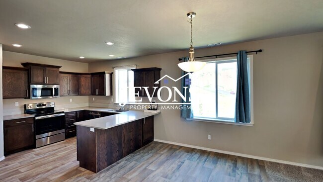 Building Photo - Beautiful 2-story home in Selah - Attached...