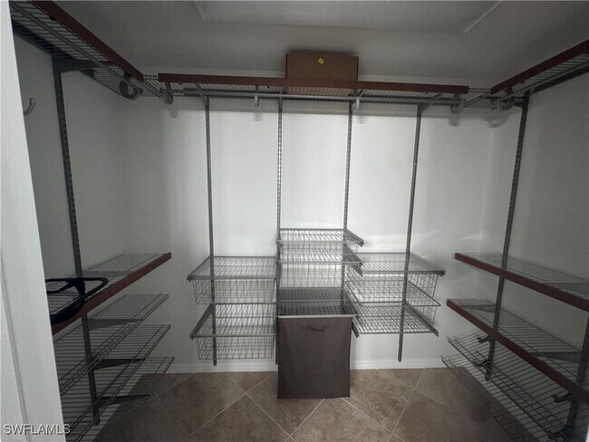 Foto del edificio - 5705 Mayflower Way