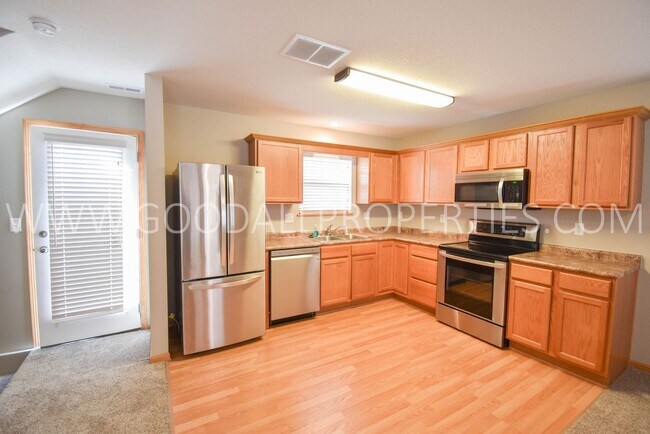 Foto del edificio - 2 bedroom, 2 bath Townhome with open floor...