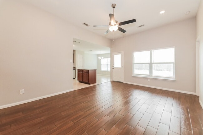 Building Photo - 2033 Pine Knoll Way