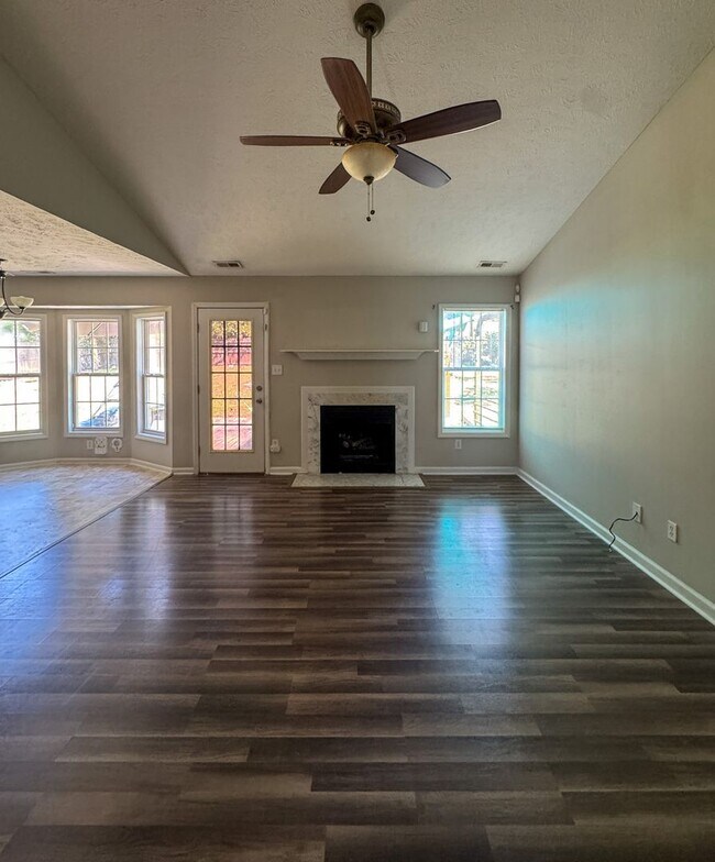 Foto del edificio - Charming 3 Bed 2 Bath Plus Bonus Room in Raeford
