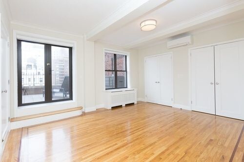 Building Photo - 210 W 70th St
