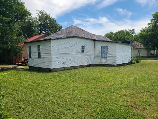 Building Photo - 101 E 2nd St