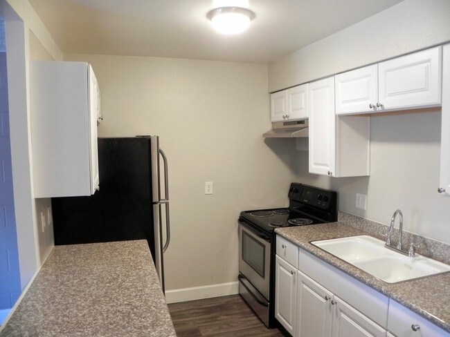 Building Photo - Home@Uptown! 2 Bedroom! Avaialbe Now!