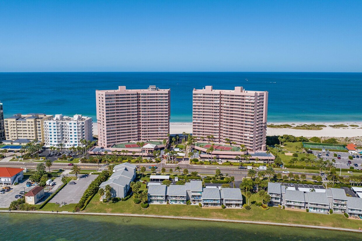 Foto principal - Beachfront Clearwater Condo Spectacular Wa...