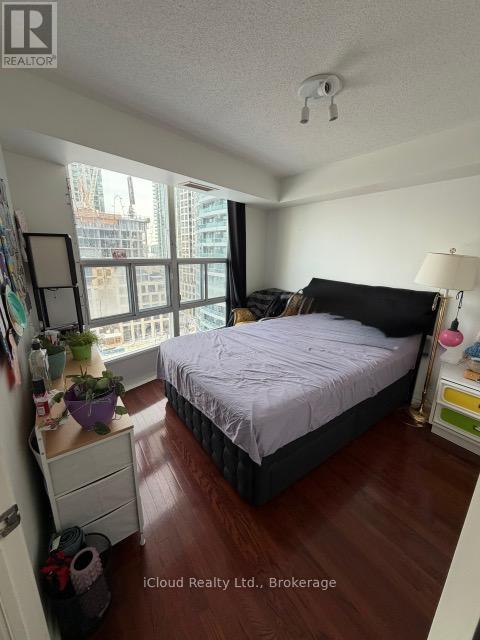 Photo du bâtiment - 1 Elm Dr W