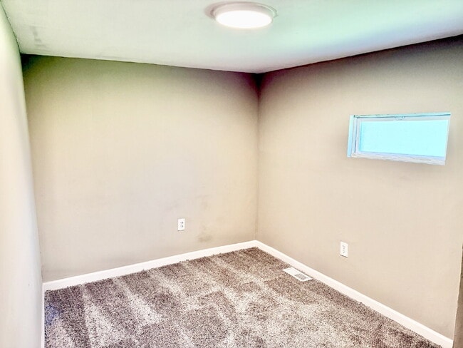 Building Photo - For Rent – 3 Bed, 1.5 Bath Home Minutes fr...