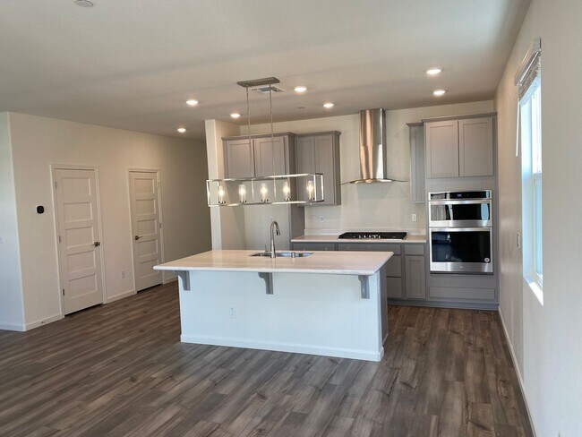 Foto del edificio - COMING SOON!! GORGEOUS 3 BED + BONUS ROOM!! WON'T LAST!!